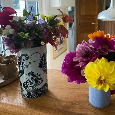 Feriehus Charming Summer House On Oro With Natural Plot